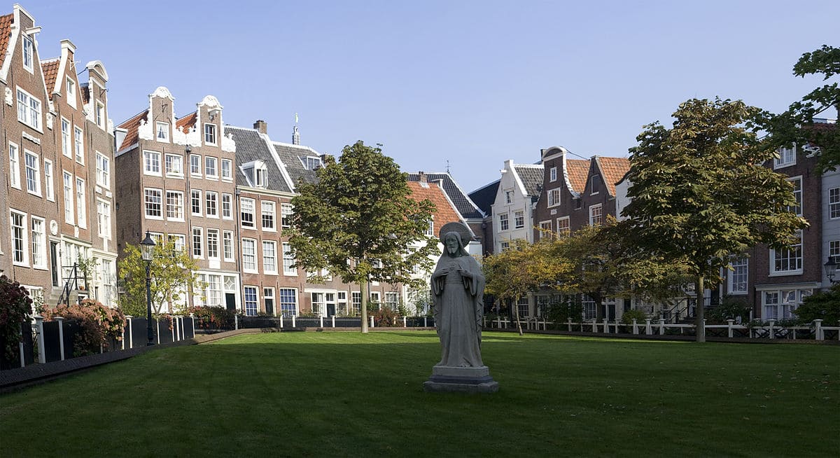 Begijnhof courtyard